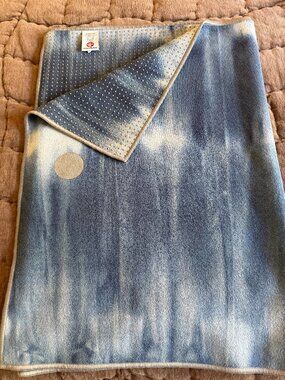 Manduka Yogitoes Skidless Mat Towel in Tidal Tye Dye